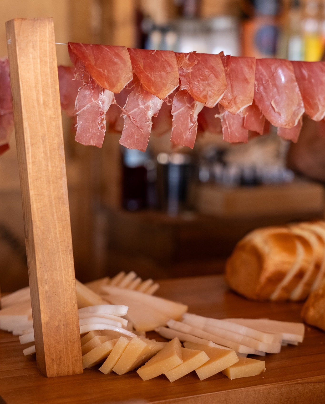 Cata de Pepeoil con copa de vino y tendedero de jamón con quesos de la isla - 20,00€ p.p. - Pepeoil